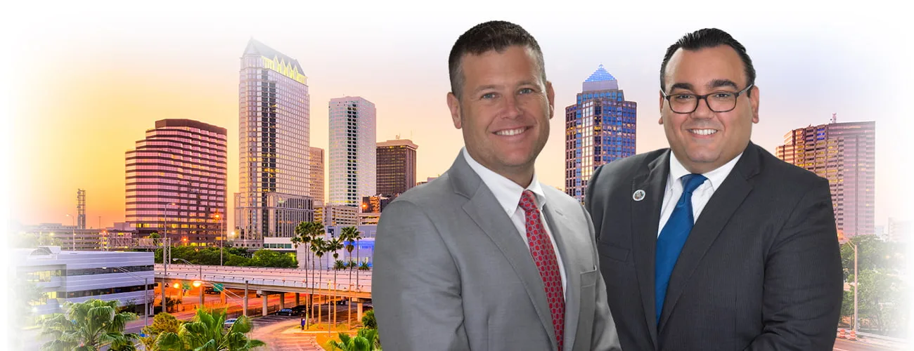 Los abogados Jonah Wolfson y Alfonso "Alfie" Leon de Wolfson & Leon frente al horizonte de Miami